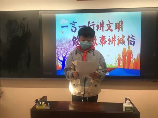 人站在电视前
中度可信度描述已自动生成